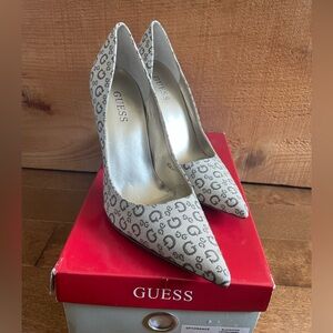 Guess vintage beige heels with logo size 7,5